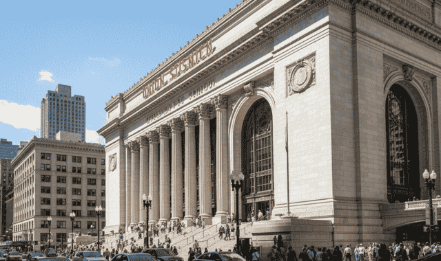 Hiawatha Amtrak train route: scenic views from Chicago – Milwaukee with key attractions and schedules