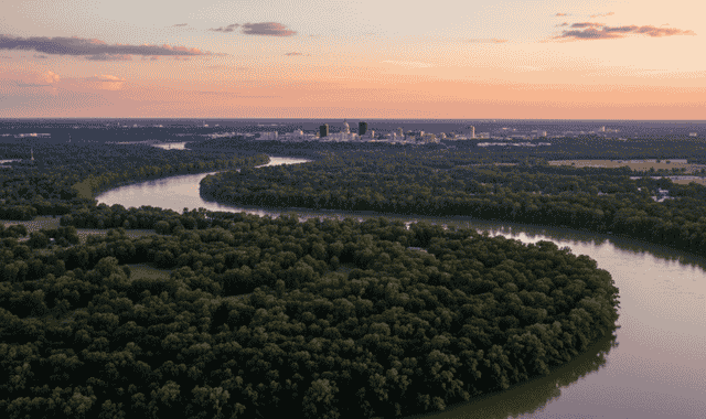 Missouri River Runner Amtrak train route: scenic views from St. Louis – Kansas City with key attractions and schedules